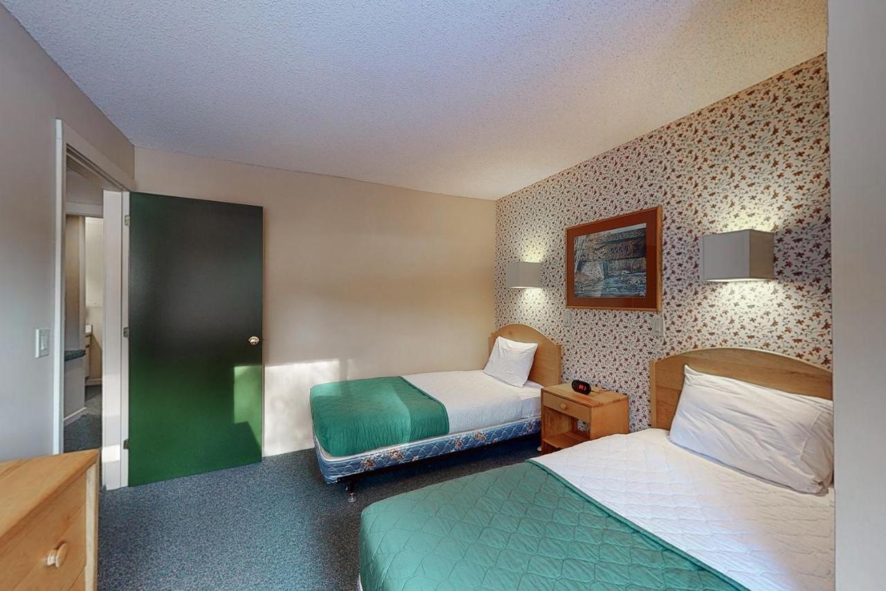 Village Green II Stowe Room photo